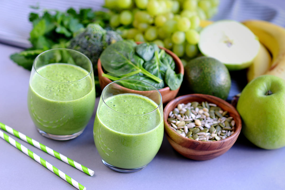 groene supersmoothie met kiemgroente en mango