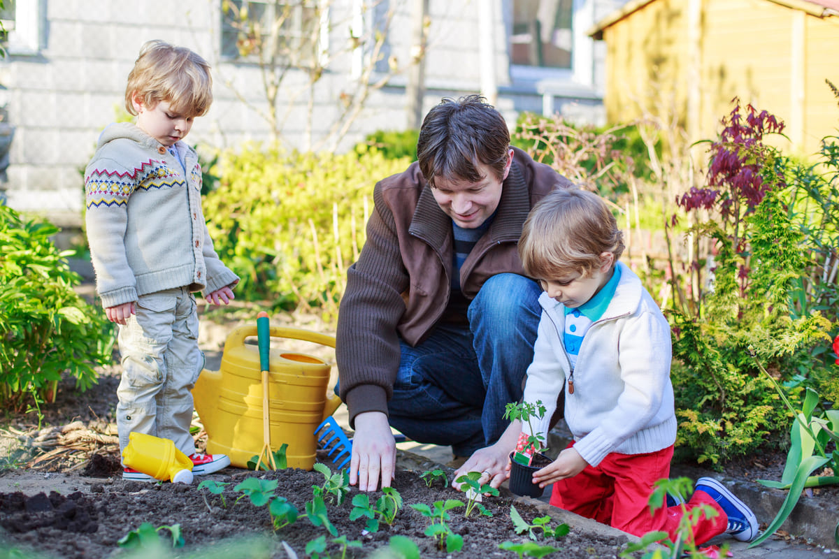 buiten tuinieren met kinderen